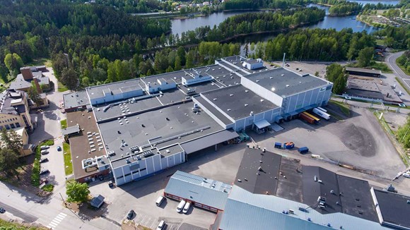 Bilde fra helikopter av Mölnlycke-fabrikken i Mikkeli i Finland