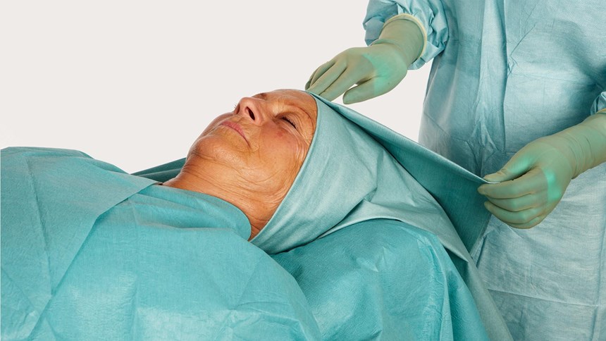 hodet til kvinnelig pasient med barrier oppdekking for ØNH