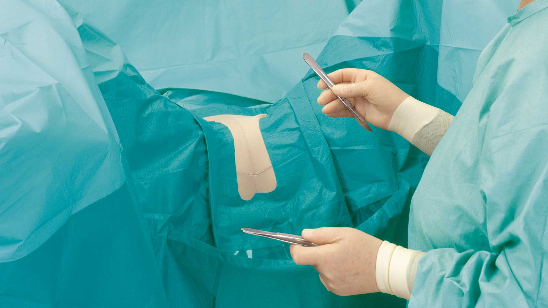kirurg med BARRIER oppdekking for gynekologisk kirurgi under operasjon