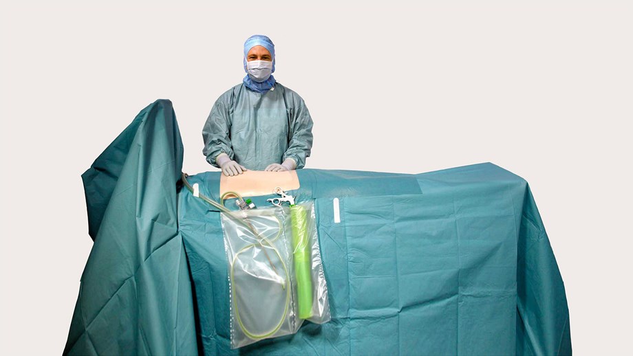 kirurg som appliserer BARRIER oppdekking for laparoskopi