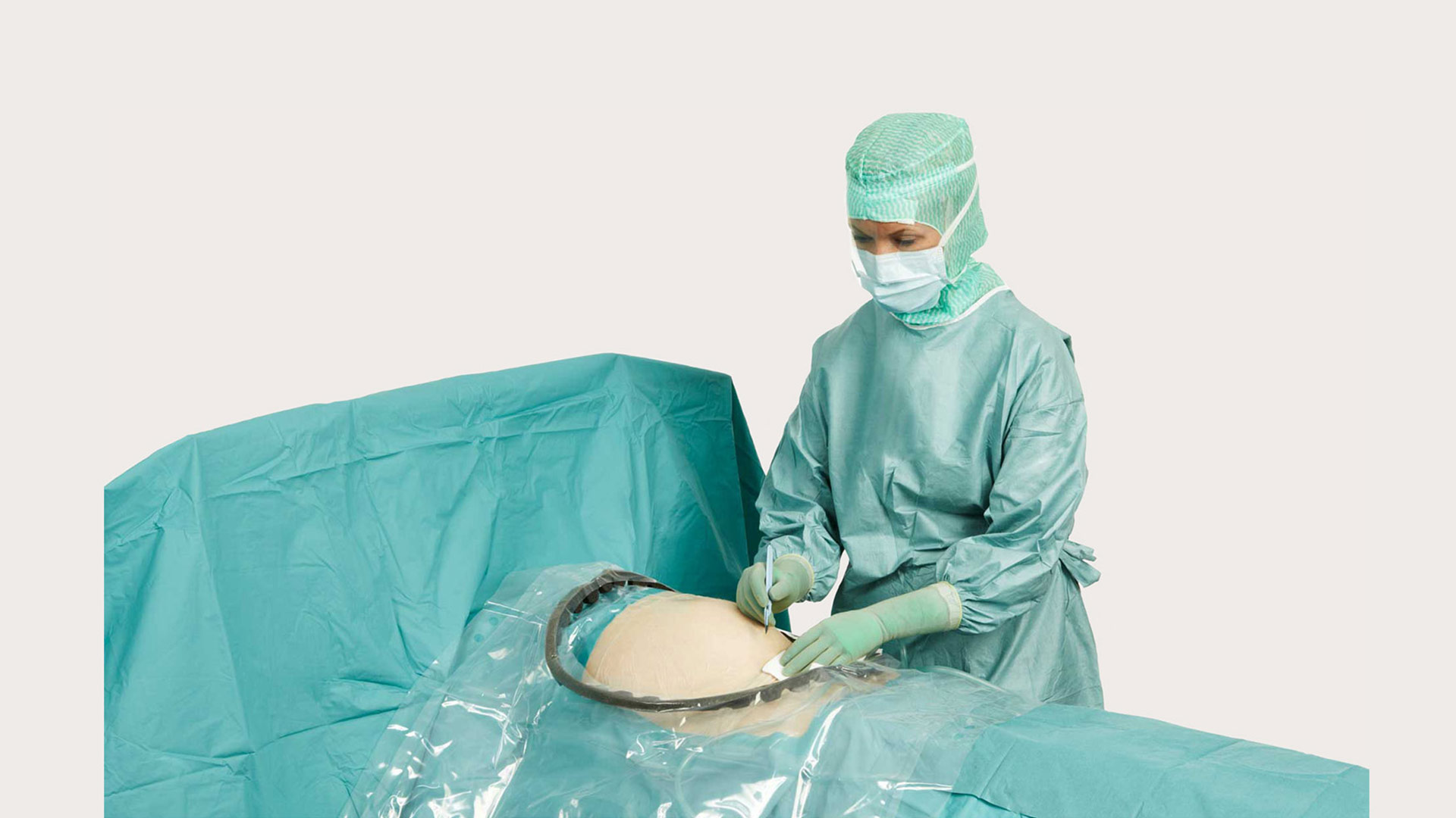 kvinnelig kirurg som appliserer BARRIER® oppdekking for obstetrikk