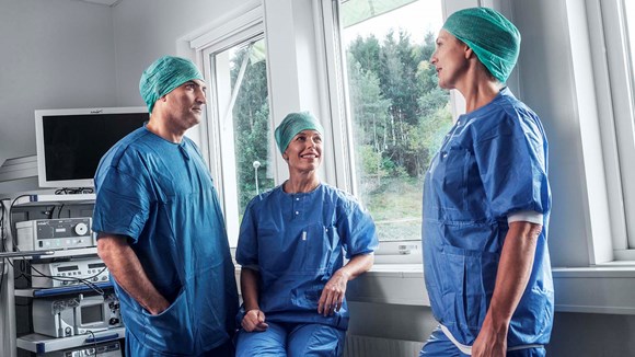 Et team med kirurger på jobb