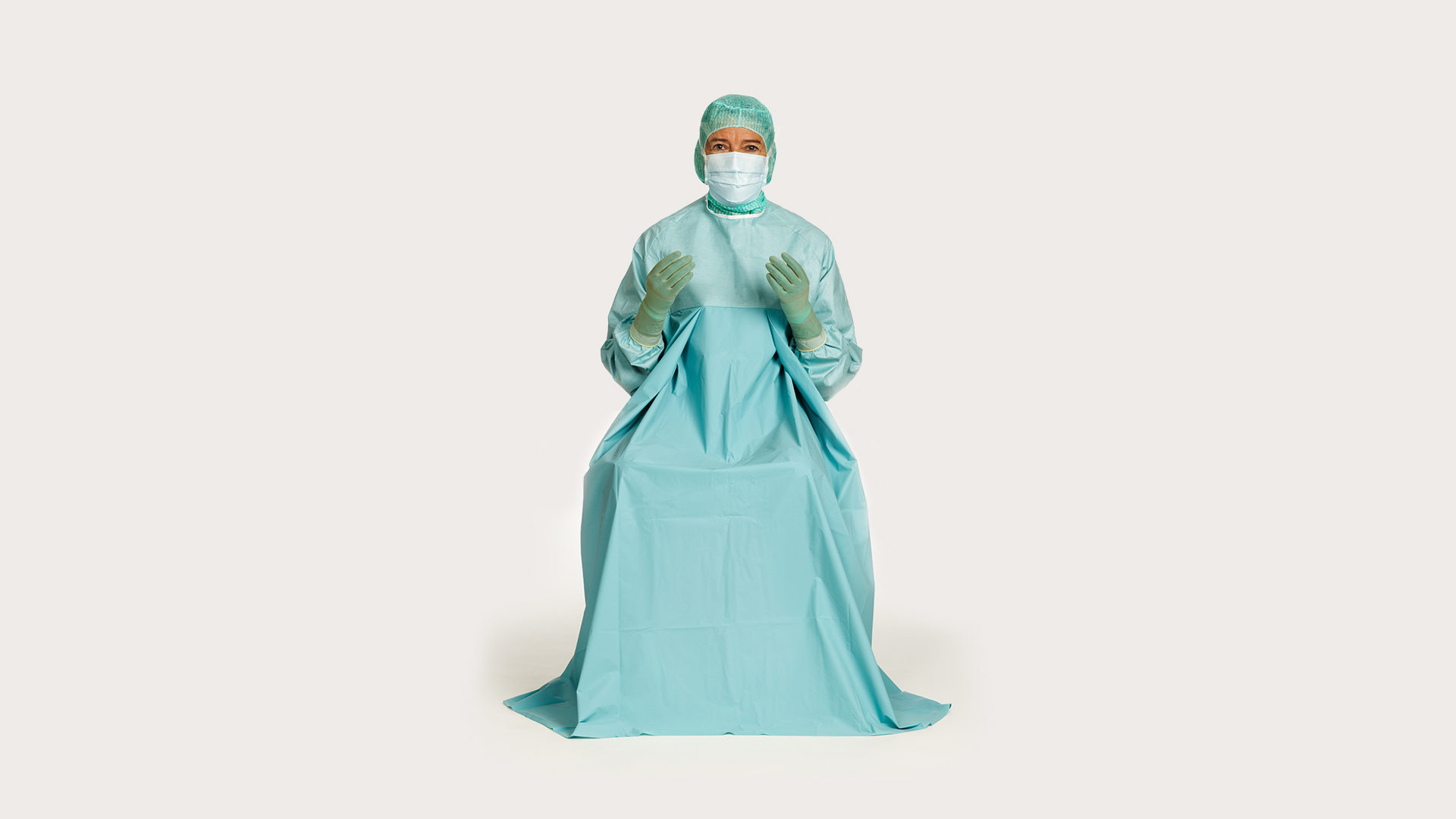 Kvinnelig kirurg med BARRIER® Classic urologi operasjonsfrakk