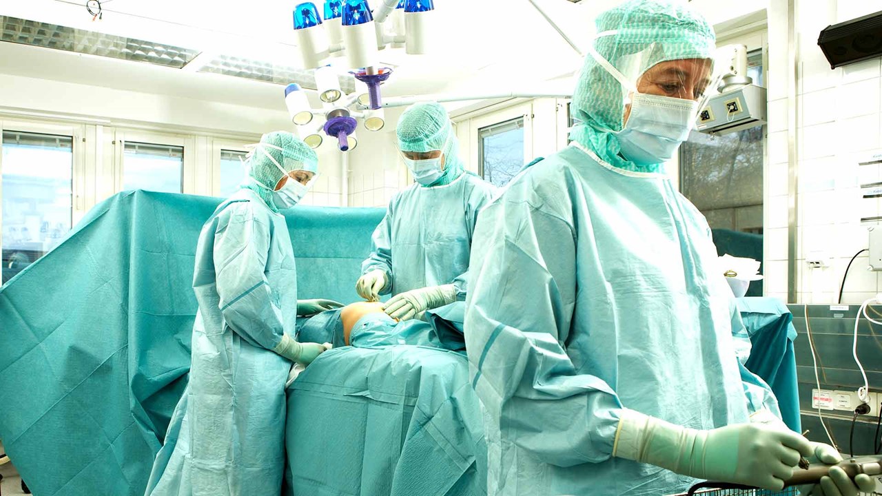 Kirurger som opererer i operasjonssalen