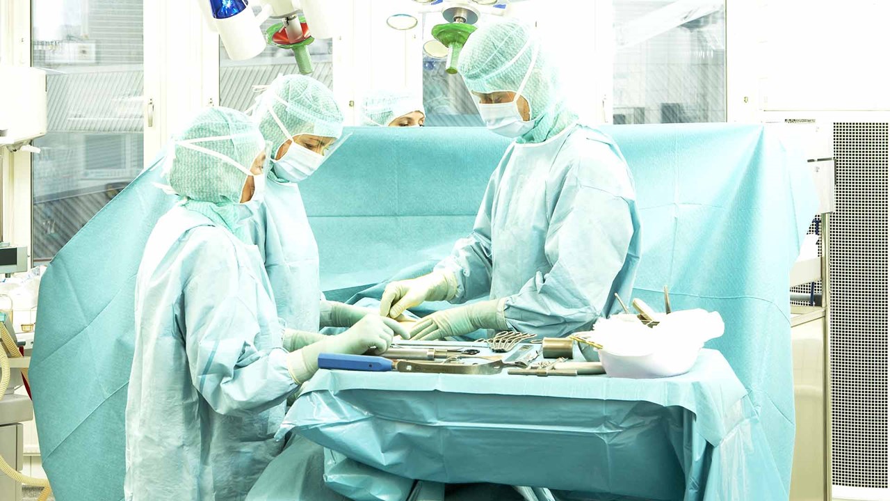 kirurger i operasjonssalen som forbereder kirurgiske instrumenter