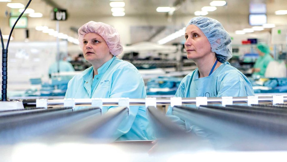 Kolleger på én av våre fabrikker som produserer Mölnlycke prosedyrepakker i Tsjekkia
