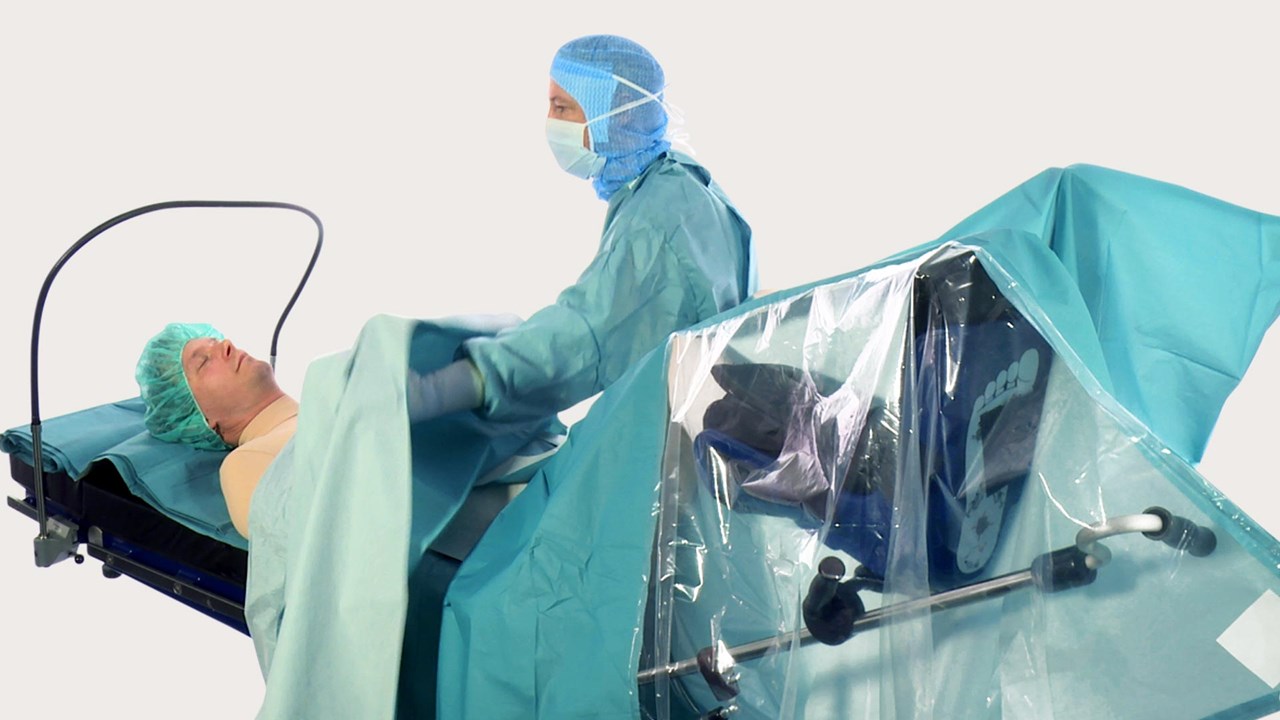 Helsepersonell som dekker opp for et kirurgisk inngrep med BARRIER oppdekking.