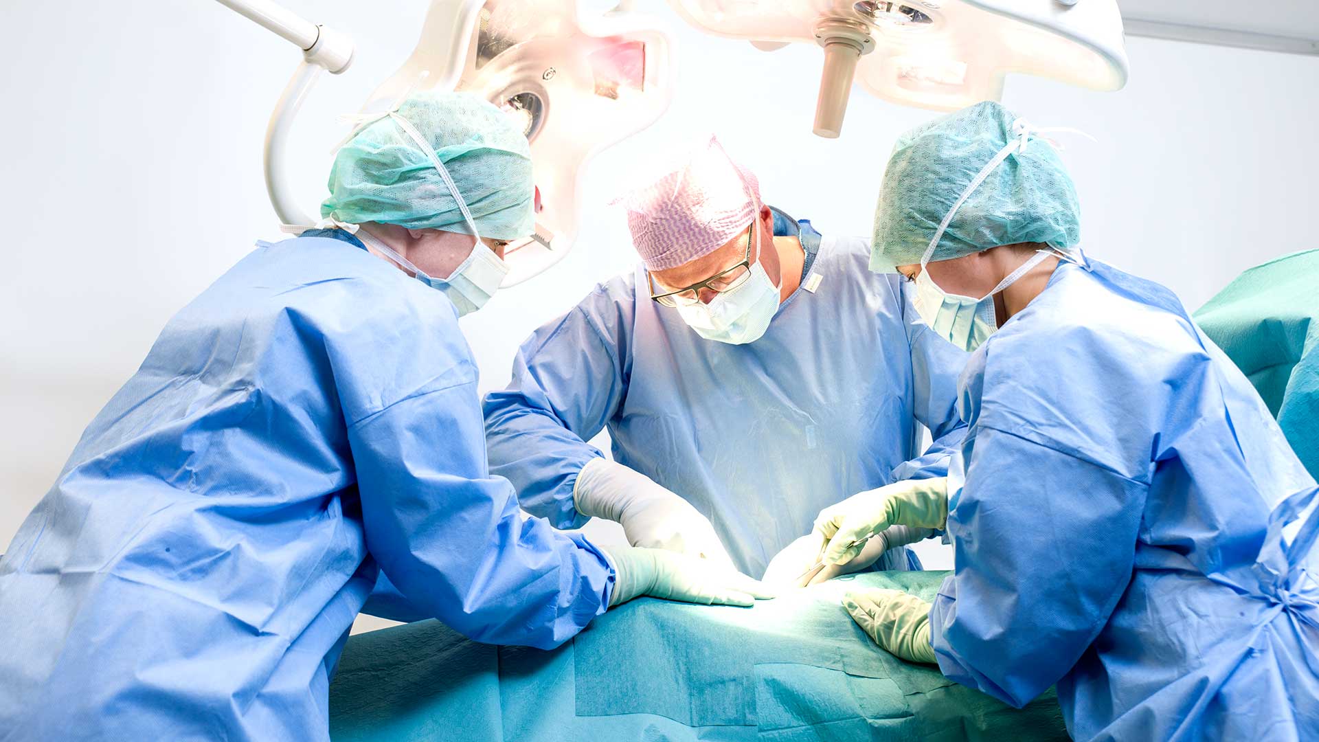 Chirurgien et personnel infirmier en cours d'intervention au bloc opératoire