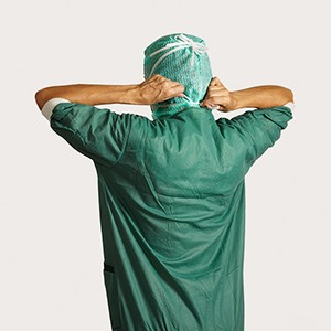 Steg 3 for applisering av munnbind med knytebånd