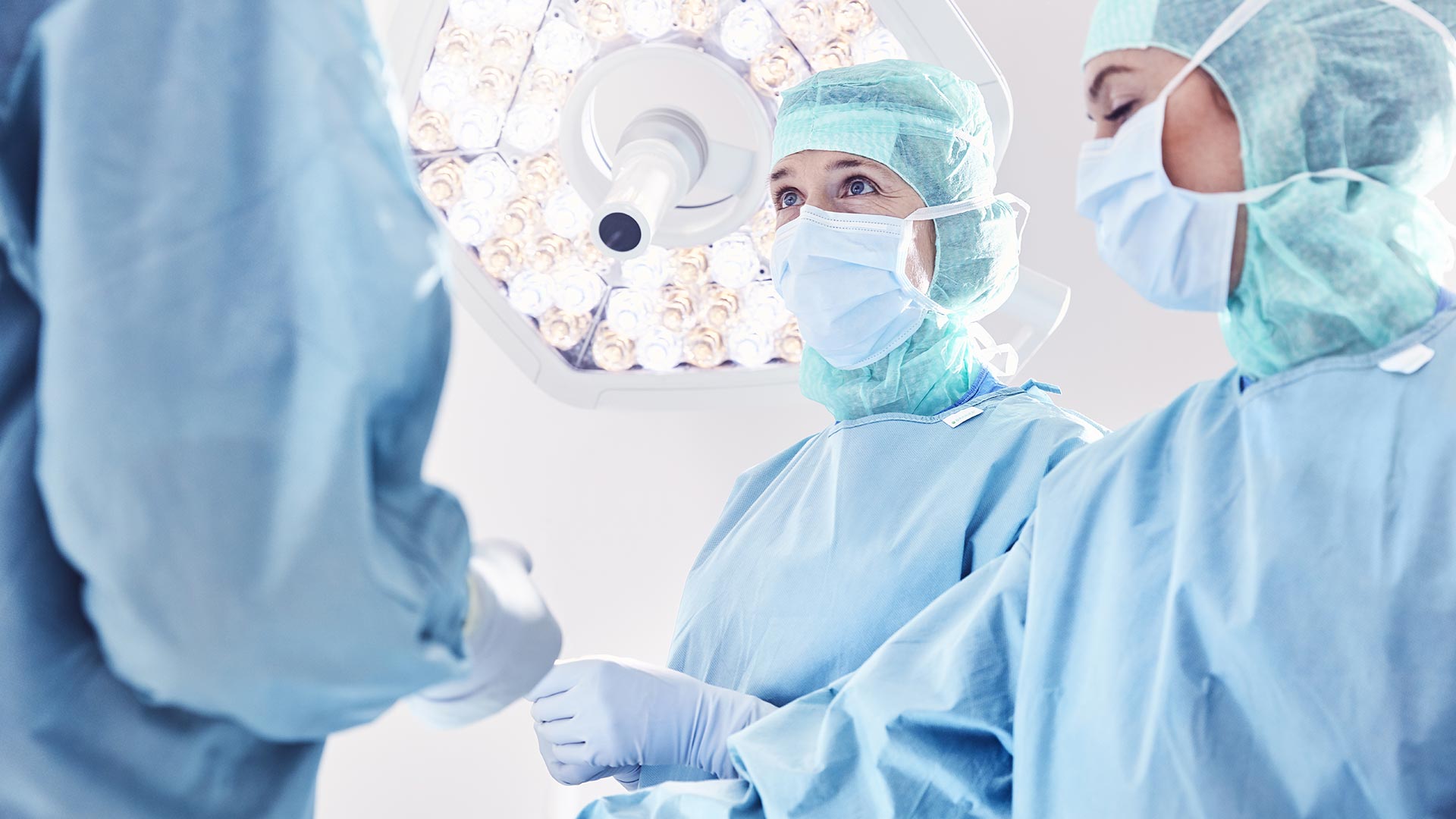 Kvinnelige kirurger i operasjonssalen