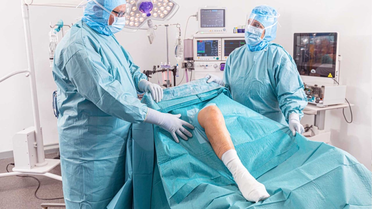 Ortopedisk kirurgi med to kirurger